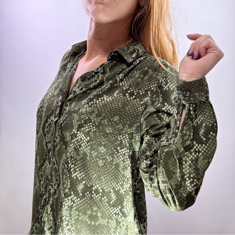 47. H&M Snakeskin Green Patterned Button-Up Shirt Size 2 - Picture 6 of 9